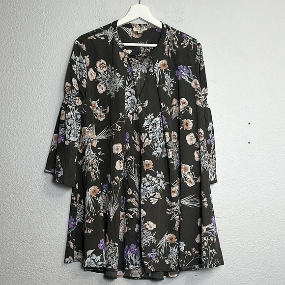 Umgee Womens Size Medium Cotton Blend Gray Floral Flowy Tunic Blouse Bell Sleeve - Picture 1 of 9